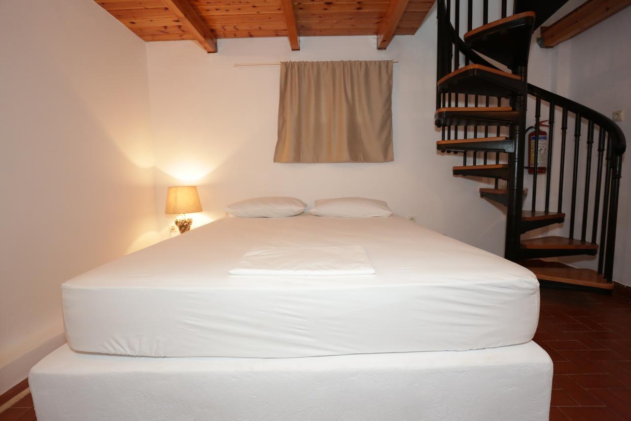 Artemis Suites Romanos  Exterior photo